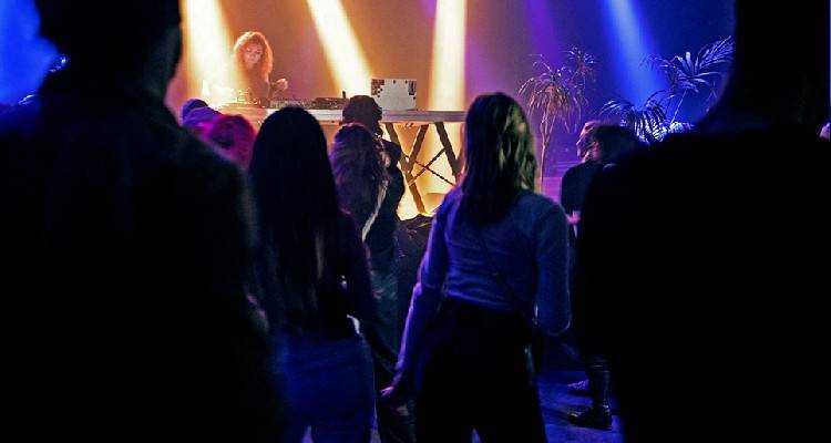 &Gamma;&alpha;&lambda;&lambda;ί&alpha;: &Mu;&upsilon;&sigma;&tau;ή&rho;&iota;&omicron; &alpha;&pi;ό &tau;&iota;&sigmaf; &epsilon;&pi;&iota;&theta;έ&sigma;&epsilon;&iota;&sigmaf; &mu;&epsilon; &sigma;ύ&rho;&iota;&gamma;&gamma;&epsilon;&sigmaf; &sigma;&epsilon; &nu;&upsilon;&chi;&tau;&epsilon;&rho;&iota;&nu;ά &kappa;έ&nu;&tau;&rho;&alpha; &kappa;&alpha;&iota; &sigma;&upsilon;&nu;&alpha;&upsilon;&lambda;ί&epsilon;&sigmaf;