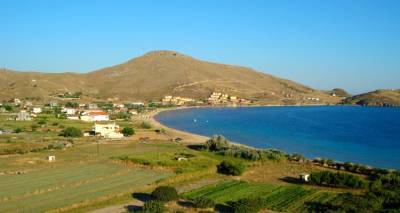 &Lambda;ή&mu;&nu;&omicron;&sigmaf; - &Mu;&iota;&kappa;&rho;ή &alpha;&gamma;&gamma;&epsilon;&lambda;ί&alpha;: &Epsilon;&nu;&omicron;&iota;&kappa;&iota;ά&zeta;&epsilon;&tau;&alpha;&iota; &pi;έ&tau;&rho;&iota;&nu;&eta; &mu;&epsilon;&zeta;&omicron;&nu;έ&tau;&alpha; &sigma;&tau;&eta;&nu; &pi;&alpha;&rho;&alpha;&lambda;ί&alpha; &Pi;&lambda;&alpha;&tau;ύ