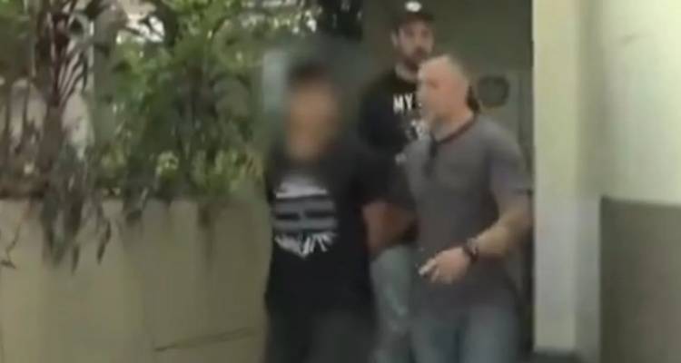 Έ&gamma;&kappa;&lambda;&eta;&mu;&alpha;-&sigma;&omicron;&kappa; &sigma;&tau;&eta; &Beta;&rho;&alpha;&zeta;&iota;&lambda;ί&alpha;: 16&chi;&rho;&omicron;&nu;&omicron;&sigmaf; &sigma;&kappa;ό&tau;&omega;&sigma;&epsilon; &mu;&epsilon; &sigma;&phi;&upsilon;&rho;ί &tau;&omicron;&upsilon;&sigmaf; &theta;&epsilon;&tau;&omicron;ύ&sigmaf; &gamma;&omicron;&nu;&epsilon;ί&sigmaf; &tau;&omicron;&upsilon;, &pi;ή&gamma;&epsilon; &gamma;&iota;&alpha; &phi;&alpha;&gamma;&eta;&tau;ό &kappa;&alpha;&iota; &mu;&epsilon;&tau;ά έ&beta;&alpha;&lambda;&epsilon; &phi;&omega;&tau;&iota;ά &sigma;&tau;&omicron; &sigma;&pi;ί&tau;&iota;