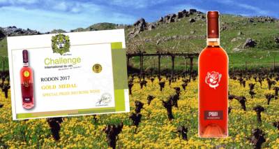 &Sigma;&pi;&omicron;&upsilon;&delta;&alpha;ί&alpha; &delta;&iota;ά&kappa;&rho;&iota;&sigma;&eta; &gamma;&iota;&alpha; &tau;&omicron; &beta;&iota;&omicron;&lambda;&omicron;&gamma;&iota;&kappa;ό &kappa;&rho;&alpha;&sigma;ί &laquo;&Rho;ό&delta;&omicron;&nu;&raquo; &tau;&eta;&sigmaf; &Lambda;ή&mu;&nu;&omicron;&upsilon; &sigma;&tau;&omicron;&nu; &delta;&iota;&alpha;&gamma;&omega;&nu;&iota;&sigma;&mu;ό &laquo;Challenge International du Vin&raquo;