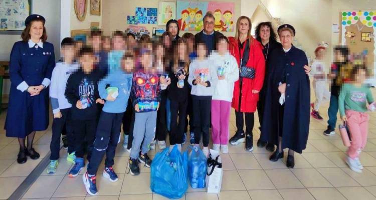 Στο 3ο Δημοτικό Μύρινας μέλη του τοπικού Ερυθρού Σταυρού