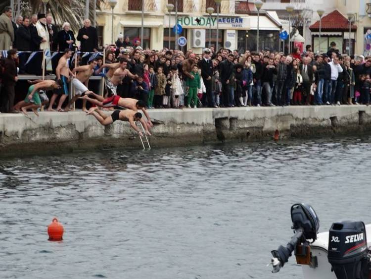 Αγιασμός των υδάτων στη Μύρινα με συννεφιασμένο καιρό και αρκετό κόσμο (photos)