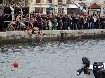 Αγιασμός των υδάτων στη Μύρινα με συννεφιασμένο καιρό και αρκετό κόσμο (photos)