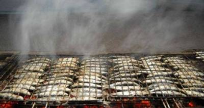 &Eta; &gamma;&iota;&omicron;&rho;&tau;ή &tau;&eta;&sigmaf; &Sigma;&alpha;&rho;&delta;έ&lambda;&alpha;&sigmaf; έ&rho;&chi;&epsilon;&tau;&alpha;&iota; &kappa;&alpha;&iota; &phi;έ&tau;&omicron;&sigmaf; &sigma;&tau;&omicron; &Mu;&omicron;ύ&delta;&rho;&omicron;