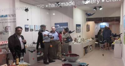 &Lambda;ή&mu;&nu;&omicron;&sigmaf;: Ά&nu;&omicron;&iota;&xi;&epsilon; &tau;&iota;&sigmaf; &pi;ύ&lambda;&epsilon;&sigmaf; &tau;&eta;&sigmaf; &eta; έ&kappa;&theta;&epsilon;&sigma;&eta; &laquo;&Tau;ό&pi;&omicron;&iota; &sigma;&tau;&eta; &Mu;&nu;ή&mu;&eta; &Iota;&raquo; (photos)