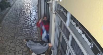 &Tau;&omicron;&upsilon;&rho;ί&sigma;&tau;&epsilon;&sigmaf; &kappa;&alpha;&tau;έ&beta;&alpha;&sigma;&alpha;&nu; &tau;&eta;&nu; &epsilon;&lambda;&lambda;&eta;&nu;&iota;&kappa;ή &sigma;&eta;&mu;&alpha;ί&alpha; &sigma;&tau;&omicron; &Lambda;&epsilon;&omega;&nu;ί&delta;&iota;&omicron; &Alpha;&rho;&kappa;&alpha;&delta;ί&alpha;&sigmaf; [&beta;ί&nu;&tau;&epsilon;&omicron;]