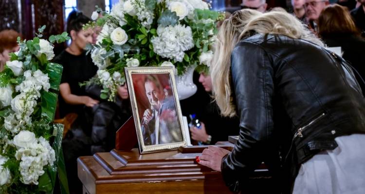 &Sigma;&tau;&iota;&sigmaf; 12 &tau;&omicron; &mu;&epsilon;&sigma;&eta;&mu;έ&rho;&iota; &sigma;&tau;&omicron; &Kappa;&omicron;&kappa;&kappa;&iota;&nu;&omicron;&chi;ώ&rho;&iota; &eta; &tau;&alpha;&phi;ή &tau;&omicron;&upsilon; &Beta;&alpha;&sigma;ί&lambda;&eta; &Kappa;&alpha;&rho;&rho;ά | &Omicron;&delta;ύ&nu;&eta; &sigma;&tau;&eta;&nu; &kappa;&eta;&delta;&epsilon;ί&alpha; &tau;&omicron;&upsilon; &sigma;&pi;&omicron;&upsilon;&delta;&alpha;ί&omicron;&upsilon; &lambda;&alpha;ϊ&kappa;&omicron;ύ &tau;&rho;&alpha;&gamma;&omicron;&upsilon;&delta;&iota;&sigma;&tau;ή