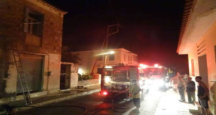 &Tau;&epsilon;&lambda;&epsilon;&upsilon;&tau;&alpha;ί&alpha; &epsilon;&xi;έ&lambda;&iota;&xi;&eta;: &Phi;&omega;&tau;&iota;ά &sigma;&epsilon; &kappa;&alpha;&mu;&iota;&nu;ά&delta;&alpha; &sigma;&pi;&iota;&tau;&iota;&omicron;ύ