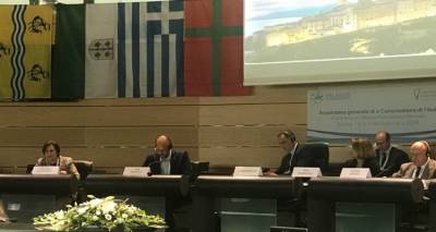 &Chi;. &Kappa;&alpha;&lambda;&omicron;&gamma;ή&rho;&omicron;&upsilon;: &laquo;&Epsilon;ί&nu;&alpha;&iota; &alpha;&nu;ά&gamma;&kappa;&eta; &eta; &nu;έ&alpha; &Pi;&omicron;&lambda;&iota;&tau;&iota;&kappa;ή &Sigma;&upsilon;&nu;&omicron;&chi;ή&sigmaf; &nu;&alpha; &pi;&epsilon;&rho;&iota;&lambda;ά&beta;&epsilon;&iota; &epsilon;&iota;&delta;&iota;&kappa;ά &kappa;ί&nu;&eta;&tau;&rho;&alpha; &gamma;&iota;&alpha; &tau;&iota;&sigmaf; &nu;&eta;&sigma;&iota;&omega;&tau;&iota;&kappa;έ&sigmaf; &pi;&epsilon;&rho;&iota;&phi;έ&rho;&epsilon;&iota;&epsilon;&sigmaf;&raquo;