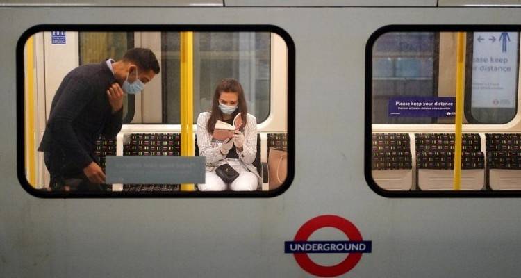 Κορονοϊός – Λονδίνο: Παραμένει η υποχρεωτική χρήση μάσκας στις δημόσιες συγκοινωνίες