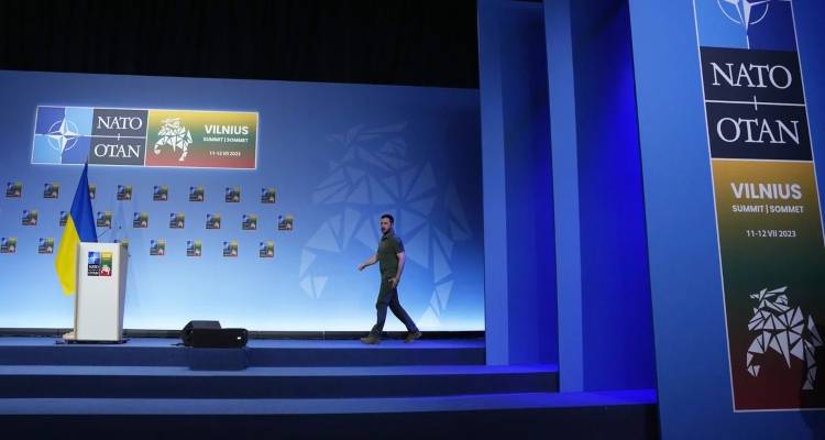 &Rho;&omega;&sigma;ί&alpha;: &Tau;&omicron; NATO &sigma;&upsilon;&nu;&epsilon;&chi;ί&zeta;&epsilon;&iota; &nu;&alpha; &alpha;&nu;&alpha;&beta;&iota;ώ&nu;&epsilon;&iota; &laquo;&sigma;&chi;ή&mu;&alpha;&tau;&alpha; &tau;&omicron;&upsilon; &psi;&upsilon;&chi;&rho;&omicron;ύ &pi;&omicron;&lambda;έ&mu;&omicron;&upsilon;&raquo; | &Epsilon;&pi;&iota;&delta;&iota;ώ&kappa;&epsilon;&iota; &kappa;&lambda;&iota;&mu;ά&kappa;&omega;&sigma;&eta; &tau;&omicron;&upsilon; &pi;&omicron;&lambda;έ&mu;&omicron;&upsilon; &sigma;&tau;&eta;&nu; &Omicron;&upsilon;&kappa;&rho;&alpha;&nu;ί&alpha;