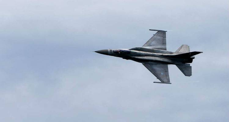 &Epsilon;&mu;&pi;&lambda;&omicron;&kappa;έ&sigmaf; F-16 &sigma;&tau;&omicron; &Alpha;&iota;&gamma;&alpha;ί&omicron; &mu;&epsilon; &epsilon;&lambda;&iota;&gamma;&mu;&omicron;ύ&sigmaf; &kappa;&alpha;&iota; &alpha;&nu;&tau;ί&mu;&epsilon;&tau;&rho;&alpha;