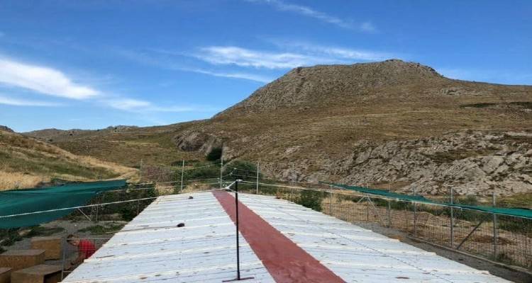 Σκιάστρο με… αιχμές απέκτησε το καταφύγιο αδέσποτων ζώων του Δήμου Λήμνου