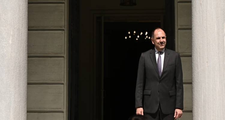 &Sigma;&tau;&eta;&nu; &Epsilon;&lambda;&lambda;ά&delta;&alpha; &sigma;ή&mu;&epsilon;&rho;&alpha; &omicron; &Sigma;ύ&rho;&omicron;&sigmaf; &Upsilon;&Pi;&Epsilon;&Xi;: &Sigma;&upsilon;&nu;&epsilon;&chi;ί&zeta;&epsilon;&tau;&alpha;&iota; &tau;&omicron; &sigma;&kappa;&lambda;&eta;&rho;ό &pi;ό&kappa;&epsilon;&rho; &Alpha;&theta;ή&nu;&alpha;&sigmaf;-Ά&gamma;&kappa;&upsilon;&rho;&alpha;&sigmaf; &sigma;&tau;&eta;&nu; &Alpha;&nu;. &Mu;&epsilon;&sigma;ό&gamma;&epsilon;&iota;&omicron;