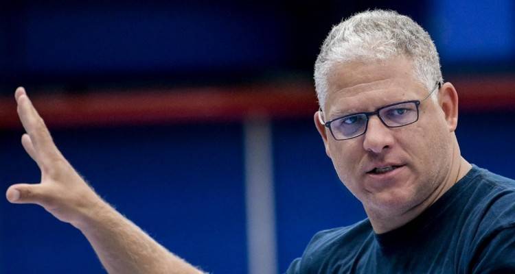 &Mu;&alpha;&nu;&omega;&lambda;ό&pi;&omicron;&upsilon;&lambda;&omicron;&sigmaf;: &laquo;&Sigma;&kappa;&lambda;&eta;&rho;ή &delta;&omicron;&upsilon;&lambda;&epsilon;&iota;ά &gamma;&iota;&alpha; &nu;&alpha; &kappa;ά&nu;&omicron;&upsilon;&mu;&epsilon; &chi;&alpha;&rho;&omicron;ύ&mu;&epsilon;&nu;&omicron; &tau;&omicron;&nu; &kappa;ό&sigma;&mu;&omicron; &tau;&eta;&sigmaf; &Lambda;ή&mu;&nu;&omicron;&upsilon;&raquo;