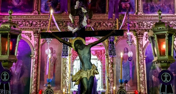 &laquo;&Sigma;ή&mu;&epsilon;&rho;&omicron;&nu; &kappa;&rho;&epsilon;&mu;ά&tau;&alpha;&iota; &epsilon;&pi;ί &xi;ύ&lambda;&omicron;&upsilon;&raquo; -&Mu;&epsilon;&gamma;ά&lambda;&eta; &Pi;έ&mu;&pi;&tau;&eta;: &Omicron; &iota;&epsilon;&rho;ό&sigmaf; &nu;&iota;&pi;&tau;ή&rho;&alpha;&sigmaf;, &omicron; &Mu;&upsilon;&sigma;&tau;&iota;&kappa;ό&sigmaf; &Delta;&epsilon;ί&pi;&nu;&omicron;&sigmaf;, &eta; &pi;&rho;&omicron;&delta;&omicron;&sigma;ί&alpha; &tau;&omicron;&upsilon; &Iota;&omicron;ύ&delta;&alpha;