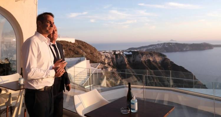 &Sigma;&tau;&eta; &Sigma;&alpha;&nu;&tau;&omicron;&rho;ί&nu;&eta; &tau;&omicron; &pi;&rho;&omega;ί &omicron; &Mu;&eta;&tau;&sigma;&omicron;&tau;ά&kappa;&eta;&sigmaf; -&Sigma;&chi;έ&delta;&iota;&omicron; &alpha;&pi;&omicron;&kappa;&alpha;&tau;ά&sigma;&tau;&alpha;&sigma;&eta;&sigmaf; &tau;&eta;&sigmaf; &tau;&omicron;&upsilon;&rho;&iota;&sigma;&tau;&iota;&kappa;ή&sigmaf; &epsilon;&iota;&kappa;ό&nu;&alpha;&sigmaf; &tau;&omega;&nu; &nu;&eta;&sigma;&iota;ώ&nu;