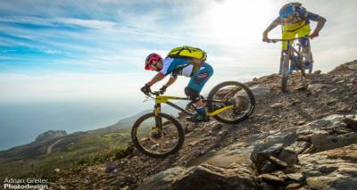 Aegean Trails: &Omicron;&iota; &pi;&omicron;&delta;&eta;&lambda;&alpha;&tau;&iota;&kappa;έ&sigmaf; &delta;&iota;&alpha;&kappa;&omicron;&pi;έ&sigmaf; &sigma;&tau;&omicron; &Alpha;&iota;&gamma;&alpha;ί&omicron; &gamma;ί&nu;&omicron;&nu;&tau;&alpha;&iota; &epsilon;ύ&kappa;&omicron;&lambda;&epsilon;&sigmaf;