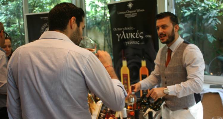 &Gamma;&omicron;ή&tau;&epsilon;&upsilon;&sigma;&alpha;&nu; &tau;&eta;&nu; &Alpha;&theta;ή&nu;&alpha; &tau;&alpha; &kappa;&rho;&alpha;&sigma;&iota;ά &tau;&eta;&sigmaf; &Lambda;ή&mu;&nu;&omicron;&upsilon; &kappa;&alpha;&iota; ά&lambda;&lambda;&omega;&nu; 11 &nu;&eta;&sigma;&iota;ώ&nu; (photos)