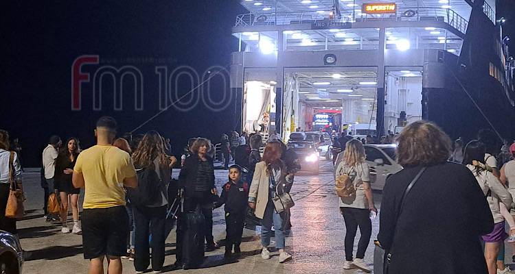 Λήμνος: Πλήθος κόσμου κατέφθασε πριν λίγο με το Super Star για το τριήμερο του Αγίου Πνεύματος.