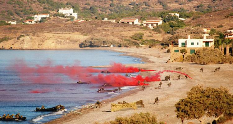 &Omicron; &Epsilon;&lambda;&lambda;&eta;&nu;&iota;&kappa;ό&sigmaf; &Sigma;&tau;&rho;&alpha;&tau;ό&sigmaf; &kappa;ά&nu;&epsilon;&iota; &alpha;&pi;ό&beta;&alpha;&sigma;&eta; &sigma;&tau;&eta; &Chi;ί&omicron; | &Kappa;&omicron;&mu;ά&nu;&tau;&omicron;, &tau;&alpha;&nu;&kappa;&sigmaf; &kappa;&alpha;&iota; &epsilon;&lambda;&iota;&kappa;ό&pi;&tau;&epsilon;&rho;&alpha; &sigma;&tau;&omicron; &nu;&eta;&sigma;ί (photos)