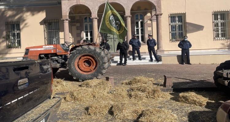 Πέταξαν άχυρα οι αγρότες έξω από τη Γενική Γραμματεία Αιγαίου και Νησιωτικής Πολιτικής