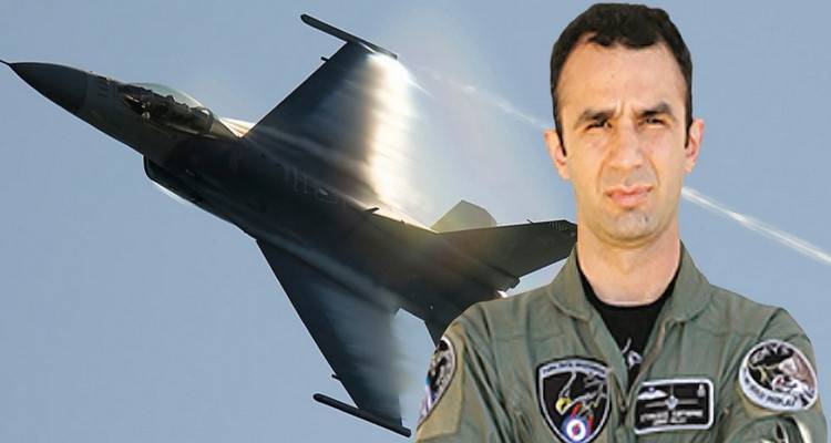 &Epsilon;&upsilon;&chi;ή &gamma;&iota;&alpha; &tau;&omicron; 2015 &eta; &kappa;&rho;&alpha;&upsilon;&gamma;ή &tau;&omicron;&upsilon; &Sigma;&mu;&eta;&nu;&alpha;&gamma;&omicron;ύ &Sigma;&tau;&rho;ά&lambda;&eta;: &laquo;'&Epsilon;&lambda;&lambda;&eta;&nu;&epsilon;&sigmaf;, &sigma;&eta;&kappa;ώ&sigma;&tau;&epsilon; &tau;&omicron; &kappa;&epsilon;&phi;ά&lambda;&iota; &psi;&eta;&lambda;ά!&raquo;