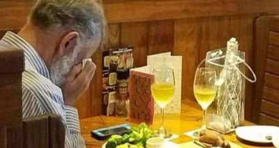 &Eta; &phi;&omega;&tau;&omicron;&gamma;&rho;&alpha;&phi;ί&alpha; &alpha;&pi;ό &tau;&omicron;&upsilon; &Alpha;&gamma;ί&omicron;&upsilon; &Beta;&alpha;&lambda;&epsilon;&nu;&tau;ί&nu;&omicron;&upsilon; &pi;&omicron;&upsilon; &sigma;&upsilon;&gamma;&kappa;ί&nu;&eta;&sigma;&epsilon;: &Alpha;&nu;&delta;&rho;&alpha;&sigmaf; &tau;&rho;ώ&epsilon;&iota; &mu;ό&nu;&omicron;&sigmaf;, &kappa;&lambda;&alpha;ί&gamma;&omicron;&nu;&tau;&alpha;&sigmaf; [&epsilon;&iota;&kappa;ό&nu;&alpha;]