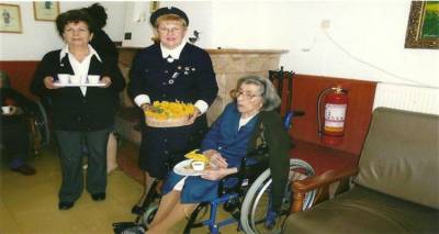 &Omicron; &Epsilon;&rho;&upsilon;&theta;&rho;ό&sigmaf; &Sigma;&tau;&alpha;&upsilon;&rho;ό&sigmaf; &Lambda;ή&mu;&nu;&omicron;&upsilon; &kappa;ό&beta;&epsilon;&iota; &tau;&eta; &beta;&alpha;&sigma;&iota;&lambda;ό&pi;&iota;&tau;&alpha; &tau;&omicron;&upsilon;