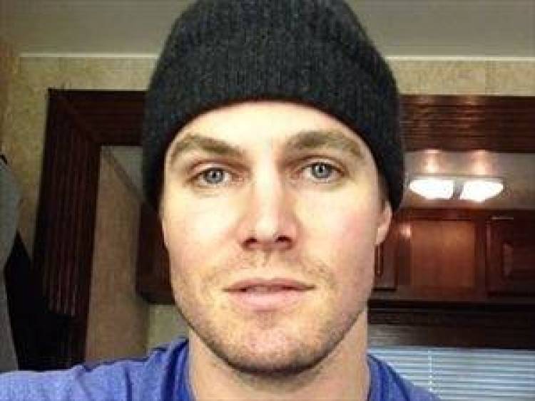 &Omicron; Stephen Amell &sigma;&tau;&iota;&sigmaf;... &pi;&epsilon;&nu;ή&nu;&tau;&alpha; &alpha;&pi;&omicron;&chi;&rho;ώ&sigma;&epsilon;&iota;&sigmaf;;