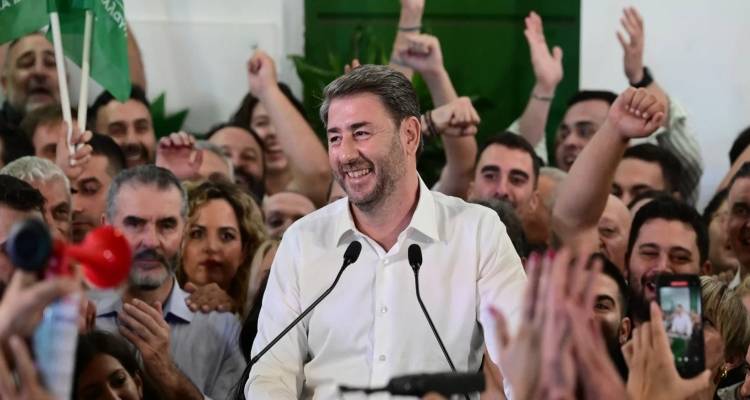 &Omicron; &alpha;&nu;&alpha;&sigma;&chi;&eta;&mu;&alpha;&tau;&iota;&sigma;&mu;ό&sigmaf; &pi;&omicron;&upsilon; &epsilon;&tau;&omicron;&iota;&mu;ά&zeta;&epsilon;&iota; &omicron; &Alpha;&nu;&delta;&rho;&omicron;&upsilon;&lambda;ά&kappa;&eta;&sigmaf; &sigma;&epsilon; &Beta;&omicron;&upsilon;&lambda;ή &kappa;&alpha;&iota; &kappa;ό&mu;&mu;&alpha; -&Tau;&alpha; &omicron;&nu;ό&mu;&alpha;&tau;&alpha; &pi;&omicron;&upsilon; &alpha;&kappa;&omicron;ύ&gamma;&omicron;&nu;&tau;&alpha;&iota;