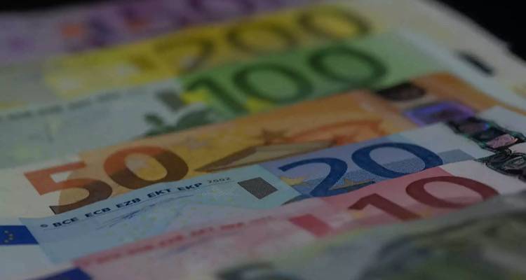 &Kappa;&alpha;&tau;ώ&tau;&alpha;&tau;&omicron;&sigmaf; &mu;&iota;&sigma;&theta;ό&sigmaf;: &Sigma;&tau;&alpha; 780 &epsilon;&upsilon;&rho;ώ &alpha;&pi;ό &tau;&eta;&nu; 1&eta; &Alpha;&pi;&rho;&iota;&lambda;ί&omicron;&upsilon;