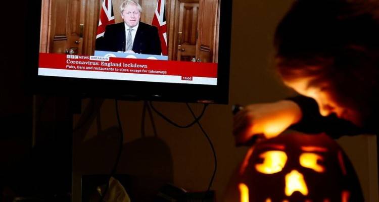 Κορονοϊός – Βρετανία : Από την Πέμπτη ,  55 εκατομμύρια Άγγλοι θα υπόκεινται πλέον σε πιο αυστηρά περιοριστικά μέτρα