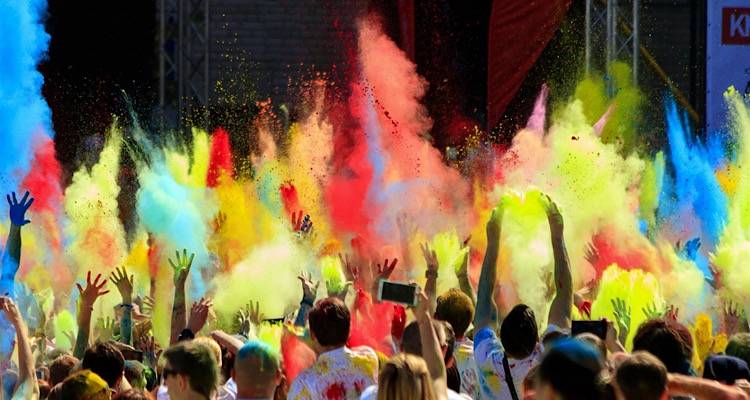 &Tau;&omicron; &Phi;&epsilon;&sigma;&tau;&iota;&beta;ά&lambda; &chi;&rho;&omega;&mu;ά&tau;&omega;&nu;, &eta; &mu;&epsilon;&gamma;&alpha;&lambda;ύ&tau;&epsilon;&rho;&eta; &gamma;&iota;&omicron;&rho;&tau;ή &chi;&alpha;&rho;ά&sigmaf; &kappa;&alpha;&iota; &psi;&upsilon;&chi;&alpha;&gamma;&omega;&gamma;ί&alpha;&sigmaf; έ&rho;&chi;&epsilon;&tau;&alpha;&iota; &Lambda;ή&mu;&nu;&omicron;