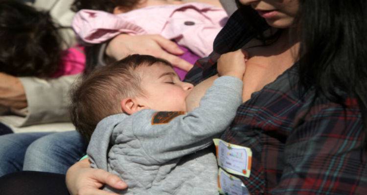 Η Λήμνος συμμετέχει στον Πανελλαδικό Ταυτόχρονο Δημόσιο Θηλασμό 2015