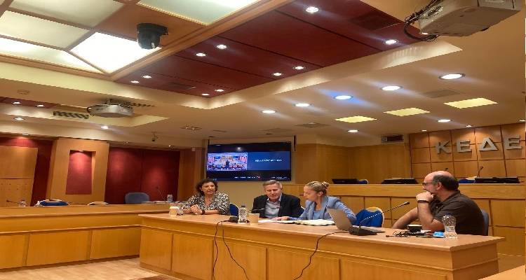 Υπό την προεδρία της Δημάρχου του Αγίου Ευστράτιου Μαρίας Κακαλή, συνεδρίασε η Επιτροπή Ισότητας της Κεντρικής Ένωσης Δήμων Ελλάδος (ΚΕΔΕ)