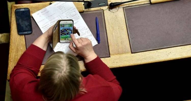 &Tau;&omicron; &pi;&alpha;&iota;&chi;&nu;ί&delta;&iota; &pi;&omicron;&upsilon; έ&pi;&alpha;&iota;&zeta;&epsilon; &sigma;&tau;&omicron; &kappa;&iota;&nu;&eta;&tau;ό &tau;&eta;&sigmaf; &eta; &Zeta;&alpha;&rho;&omicron;ύ&lambda;&iota;&alpha; &sigma;&tau;&iota;&sigmaf; &pi;&rho;&omicron;&gamma;&rho;&alpha;&mu;&mu;&alpha;&tau;&iota;&kappa;έ&sigmaf; &delta;&eta;&lambda;ώ&sigma;&epsilon;&iota;&sigmaf;