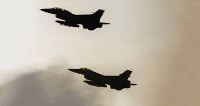 &Epsilon;&mu;&pi;&lambda;&omicron;&kappa;ή &epsilon;&lambda;&lambda;&eta;&nu;&iota;&kappa;ώ&nu; &mu;&alpha;&chi;&eta;&tau;&iota;&kappa;ώ&nu; &mu;&epsilon; &delta;ύ&omicron; &omicron;&pi;&lambda;&iota;&sigma;&mu;έ&nu;&alpha; &tau;&omicron;&upsilon;&rho;&kappa;&iota;&kappa;ά F-16 &mu;&epsilon;&tau;&alpha;&xi;ύ &Lambda;ή&mu;&nu;&omicron;&upsilon; &kappa;&alpha;&iota; &Lambda;έ&sigma;&beta;&omicron;&upsilon;