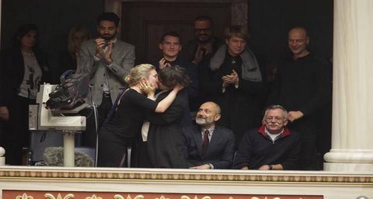 &Tau;&omicron; &pi;&rho;ώ&tau;&omicron; &omicron;&mu;ό&phi;&upsilon;&lambda;&omicron; &phi;&iota;&lambda;ί &mu;έ&sigma;&alpha; &sigma;&tau;&eta; &Beta;&omicron;&upsilon;&lambda;ή