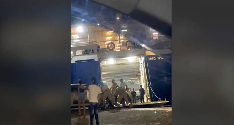 &Theta;&rho;ί&lambda;&epsilon;&rho; &sigma;&tau;&eta;&nu; Ά&nu;&delta;&rho;&omicron;: &Epsilon;&pi;&iota;&beta;ά&tau;&epsilon;&sigmaf; &pi;&lambda;&omicron;ί&omicron;&upsilon; έ&sigma;&pi;&rho;&omega;&chi;&nu;&alpha;&nu; &Iota;&Chi; &pi;&omicron;&upsilon; έ&mu;&epsilon;&iota;&nu;&epsilon; &sigma;&tau;&omicron;&nu; &laquo;&alpha;έ&rho;&alpha;&raquo; &mu;&epsilon; &kappa;ί&nu;&delta;&upsilon;&nu;&omicron; &nu;&alpha; &pi;έ&sigma;&omicron;&upsilon;&nu; &sigma;&tau;&eta; &theta;ά&lambda;&alpha;&sigma;&sigma;&alpha; [&beta;ί&nu;&tau;&epsilon;&omicron;]