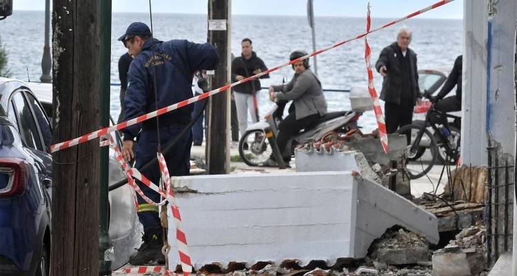 &Nu;&epsilon;&kappa;&rho;ή &gamma;&upsilon;&nu;&alpha;ί&kappa;&alpha; &sigma;&tau;&eta;&nu; &Kappa;ό&rho;&iota;&nu;&theta;&omicron;, &tau;&eta;&sigmaf; έ&pi;&epsilon;&sigma;&epsilon; &mu;&pi;&alpha;&lambda;&kappa;ό&nu;&iota; &sigma;&tau;&omicron; &kappa;&epsilon;&phi;ά&lambda;&iota;: &Sigma;&upsilon;&nu;&epsilon;&lambda;ή&phi;&theta;&eta; &omicron; &epsilon;&rho;&gamma;&omicron;&lambda;ά&beta;&omicron;&sigmaf;, &alpha;&nu;&alpha;&zeta;&eta;&tau;&omicron;ύ&nu;&tau;&alpha;&iota; &alpha;&kappa;ό&mu;&alpha; &tau;&rho;&epsilon;&iota;&sigmaf;