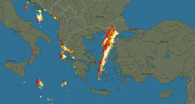 Τι είναι η «γραμμή λαίλαπας» που πλήττει το Αιγαίο με καταιγίδες και κεραυνούς | Ο Μαρουσάκης εξηγεί