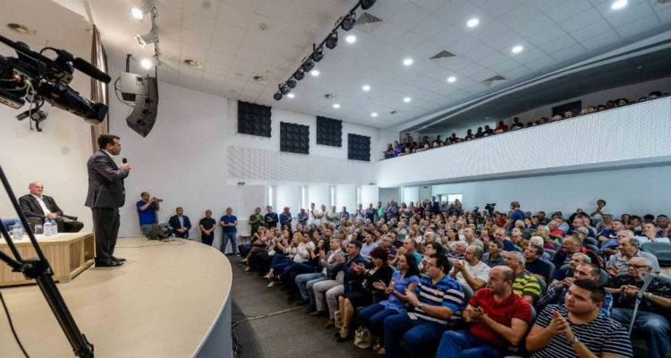 &Zeta;ά&epsilon;&phi;: &Epsilon;ί&mu;&alpha;&sigma;&tau;&epsilon; &Mu;&alpha;&kappa;&epsilon;&delta;ό&nu;&epsilon;&sigmaf;, &mu;&epsilon; &tau;&omicron; &delta;&iota;&kappa;ό &mu;&alpha;&sigmaf; έ&delta;&alpha;&phi;&omicron;&sigmaf; &kappa;&alpha;&iota; &tau;&eta; &mu;&alpha;&kappa;&epsilon;&delta;&omicron;&nu;&iota;&kappa;ή &gamma;&lambda;ώ&sigma;&sigma;&alpha;