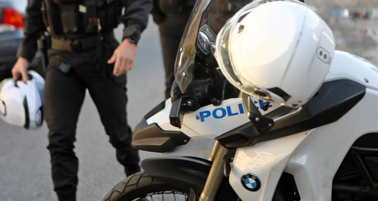 &Kappa;ύ&kappa;&lambda;&omega;&mu;&alpha; &delta;&iota;&alpha;&kappa;&iota;&nu;&omicron;ύ&sigma;&epsilon; &nu;&alpha;&rho;&kappa;&omega;&tau;&iota;&kappa;ά &sigma;&tau;&alpha; &sigma;&chi;&omicron;&lambda;&epsilon;ί&alpha;, 12 &sigma;&upsilon;&lambda;&lambda;ή&psi;&epsilon;&iota;&sigmaf; &omicron;&iota; 6 &alpha;&nu;ή&lambda;&iota;&kappa;&omicron;&iota; | &Beta;&alpha;&sigma;ά&nu;&iota;&zeta;&alpha;&nu; ό&sigma;&omicron;&upsilon;&sigmaf; &delta;&epsilon;&nu; &upsilon;&pi;ά&kappa;&omicron;&upsilon;&alpha;&nu; &sigma;&epsilon; &epsilon;&nu;&tau;&omicron;&lambda;έ&sigmaf;