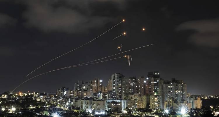 &laquo;&Beta;&rho;ά&zeta;&epsilon;&iota;&raquo; &eta; &Mu;έ&sigma;&eta; &Alpha;&nu;&alpha;&tau;&omicron;&lambda;ή: &Sigma;&tau;&eta;&nu; &alpha;&nu;&alpha;&mu;&omicron;&nu;ή &tau;&omicron; &Iota;&sigma;&rho;&alpha;ή&lambda; &gamma;&iota;&alpha; &tau;&eta; &chi;&epsilon;&rho;&sigma;&alpha;ί&alpha; &epsilon;&pi;ί&theta;&epsilon;&sigma;&eta; | &laquo;&Epsilon;&kappa;&beta;&iota;ά&zeta;&epsilon;&iota;&raquo; &eta; &Chi;&alpha;&mu;ά&sigmaf; &gamma;&iota;&alpha; &tau;&omicron;&upsilon;&sigmaf; &omicron;&mu;ή&rho;&omicron;&upsilon;&sigmaf;