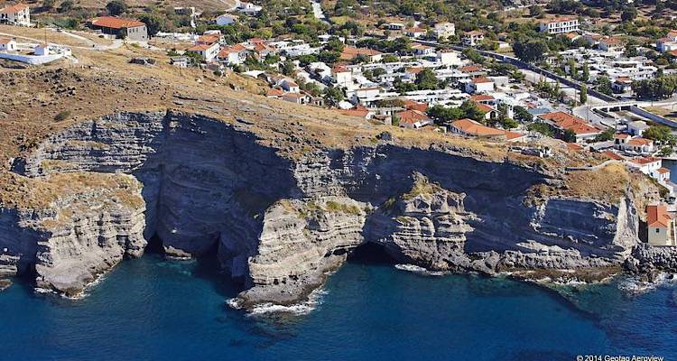 Χωρίς τελειωμό τα ακτοπλοϊκά δεινά του Αη-Στράτη | Δεν προσεγγίζει το «Blue Star Delos», «έμεινε» μόνο με το «Αιολίς».