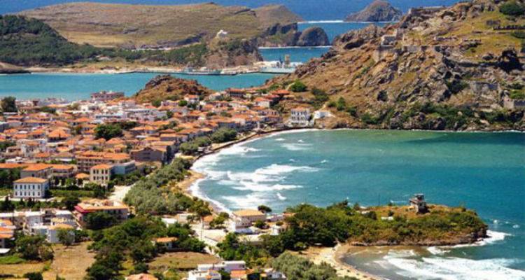 Οδοιπορικό στο Νησί του Ηφαίστου: Τα απόκοσμα τοπία και οι κρυστάλλινες παραλίες του θα σας μαγέψουν! (photos)
