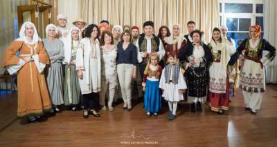 &Tau;&omicron; &Lambda;ύ&kappa;&epsilon;&iota;&omicron; &Epsilon;&lambda;&lambda;&eta;&nu;ί&delta;&omega;&nu; &Lambda;ή&mu;&nu;&omicron;&upsilon; &pi;&alpha;&rho;&omicron;&upsilon;&sigma;ί&alpha;&sigma;&epsilon; &pi;&alpha;&rho;&alpha;&delta;&omicron;&sigma;&iota;&alpha;&kappa;έ&sigmaf; &epsilon;&nu;&delta;&upsilon;&mu;&alpha;&sigma;ί&epsilon;&sigmaf; &kappa;&alpha;&iota; &laquo;&tau;&alpha;&xi;ί&delta;&epsilon;&psi;&epsilon;&raquo; &tau;&omicron; &kappa;&omicron;&iota;&nu;ό (photos)