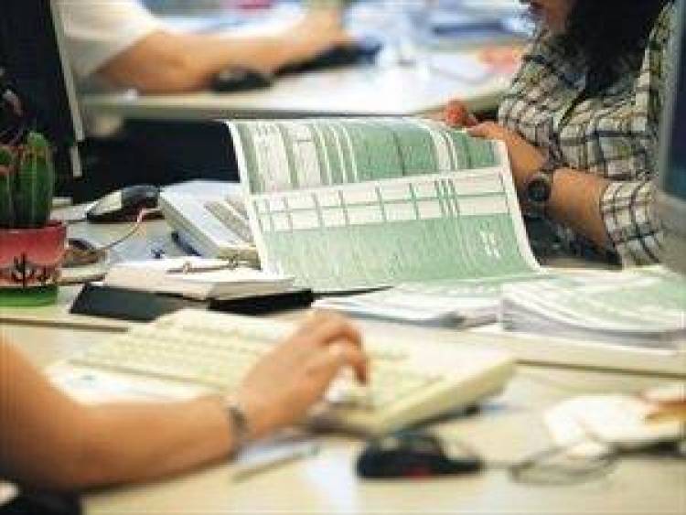 &Lambda;ά&theta;&omicron;&sigmaf; &upsilon;&pi;&alpha;&lambda;&lambda;ή&lambda;&omicron;&upsilon; &laquo;&mu;&pi;&lambda;ό&kappa;&alpha;&rho;&epsilon;&raquo; 27 &epsilon;&phi;&omicron;&rho;ί&epsilon;&sigmaf;