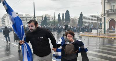 &Xi;έ&nu;&alpha; &Mu;&Mu;&Epsilon; &gamma;&iota;&alpha; &tau;&omicron; &sigma;&upsilon;&lambda;&lambda;&alpha;&lambda;&eta;&tau;ή&rho;&iota;&omicron;: To &xi;έ&sigma;&pi;&alpha;&sigma;&mu;&alpha; &tau;&eta;&sigmaf; &lambda;&alpha;ϊ&kappa;ή&sigmaf; &omicron;&rho;&gamma;ή&sigmaf; &kappa;&alpha;&iota; &eta; &pi;&omicron;&lambda;&iota;&tau;&iota;&kappa;ή &kappa;&alpha;&tau;&alpha;&iota;&gamma;ί&delta;&alpha; &gamma;&iota;&alpha; &tau;&omicron;&nu; &Tau;&sigma;ί&pi;&rho;&alpha;